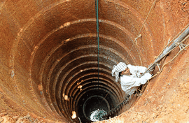 NREGA women learning to dig wells in Kerala like men